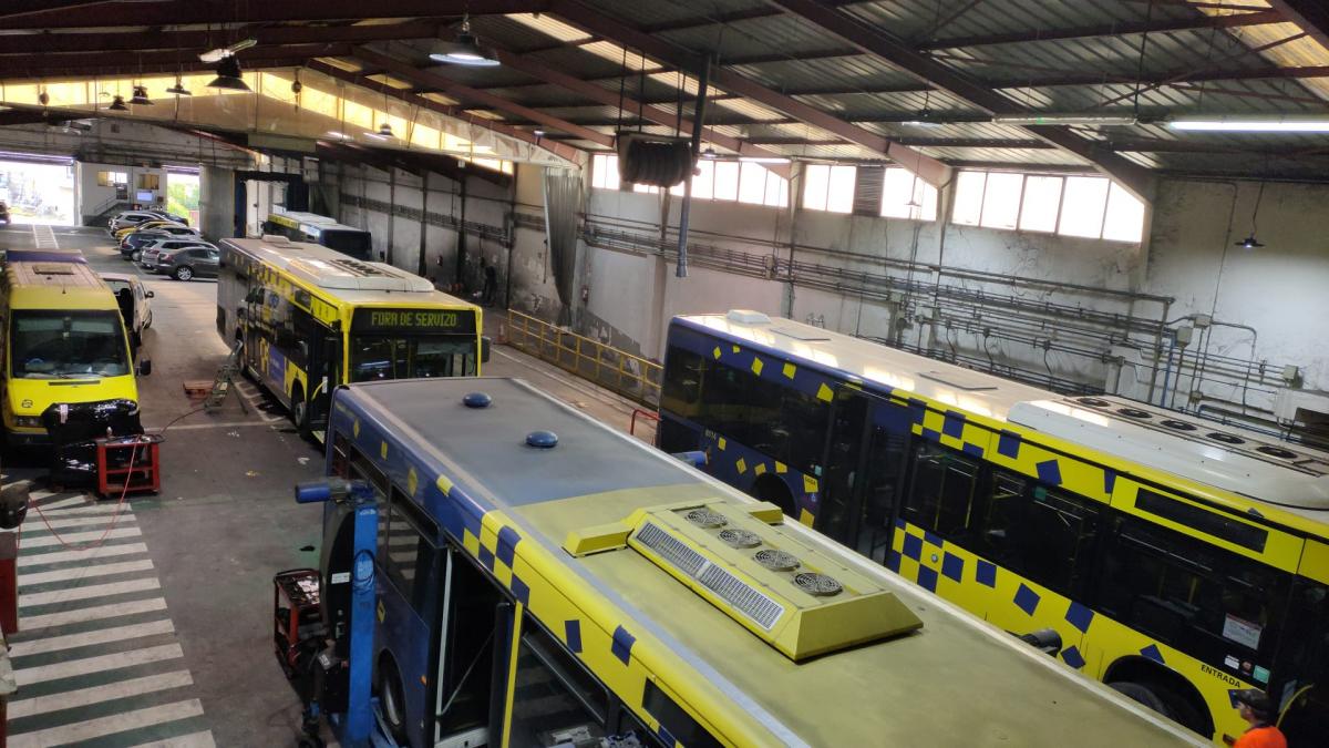 Autobuses da empresa Urbanos de Ourense fóra de servizo durante unha xornada de folga