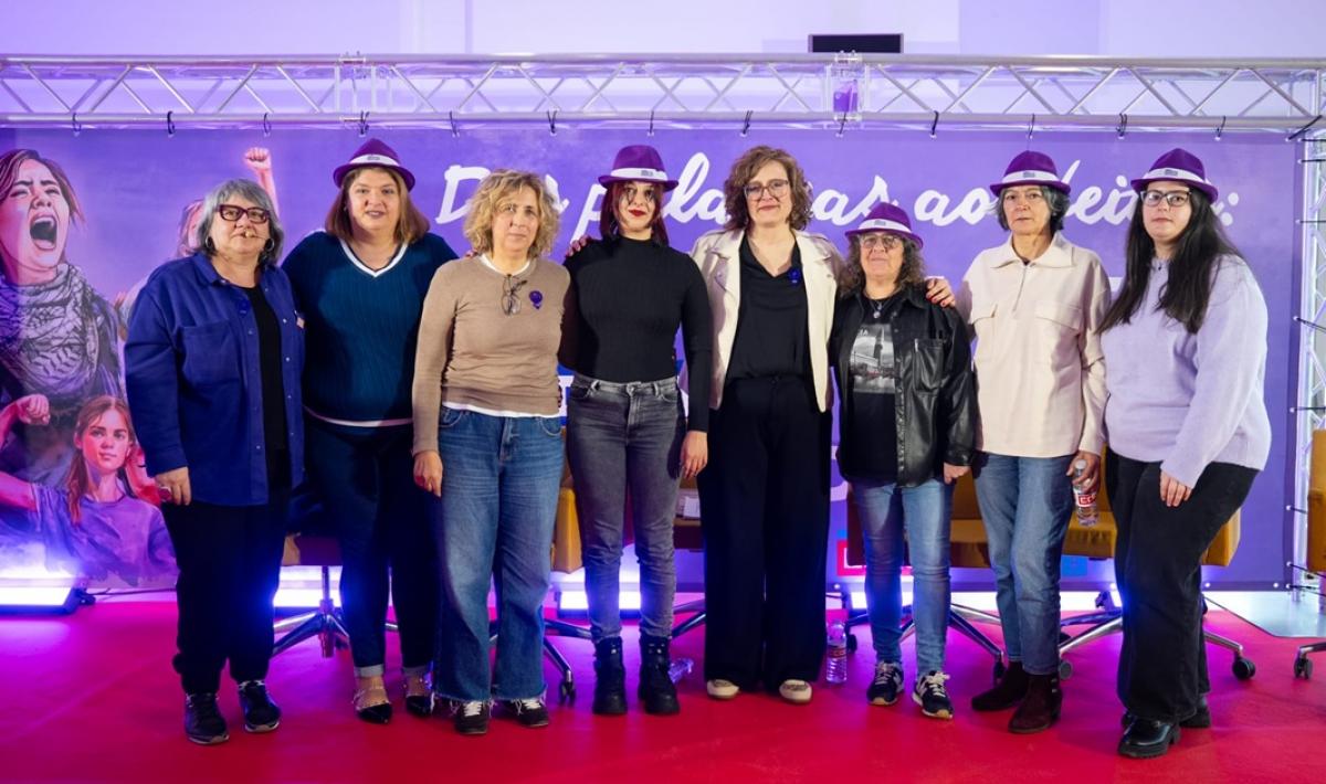 Foto de grupo das traballadoras que interviron na asemblea.