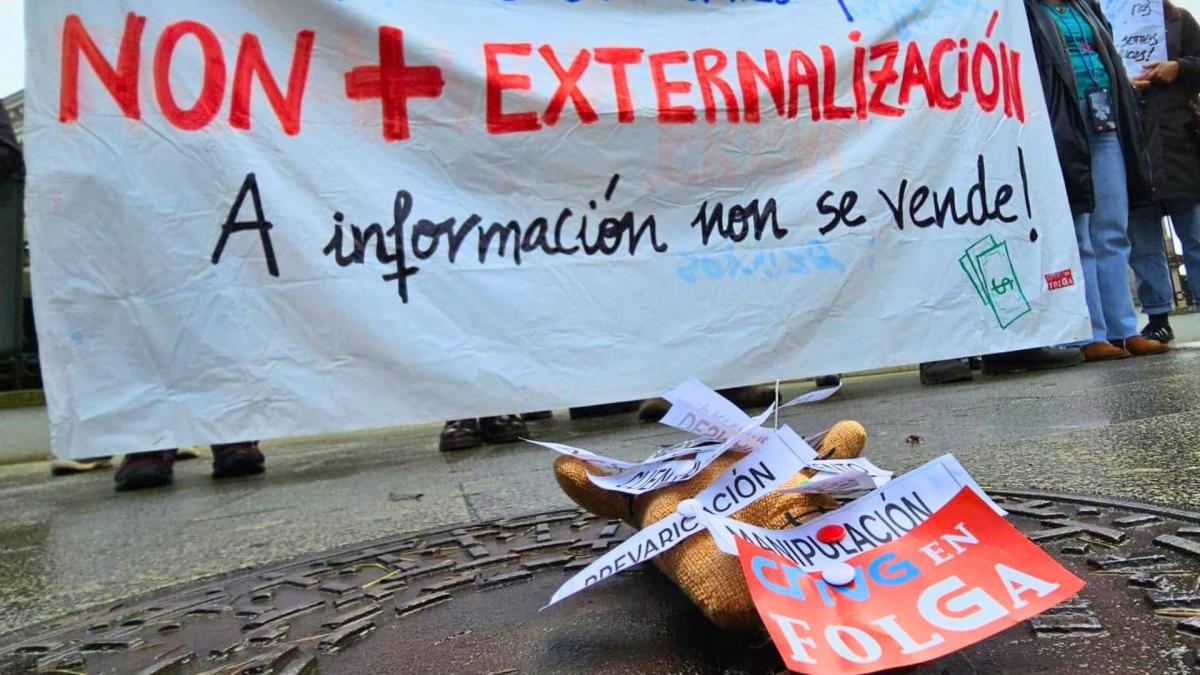 Fotografía de arquivo dunha xornada de folga do persoal da CSAG contra a manipulación informativa e a externalización do contido de produción propia.