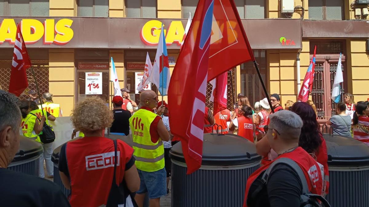 Concentración diante dun supermercado Gadis durante a folga do comercio de alimentación