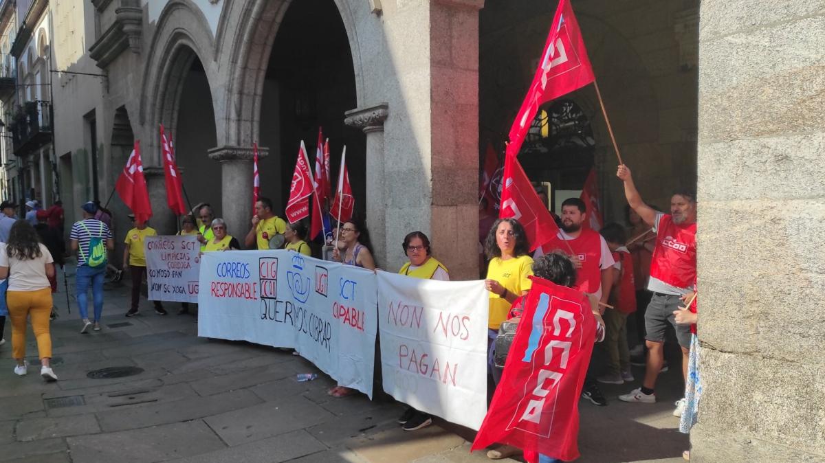 Concentracin do persoal da concesionaria da limpeza de Correos fronte  oficina postal da ra do Franco, en Santiago de Compostela