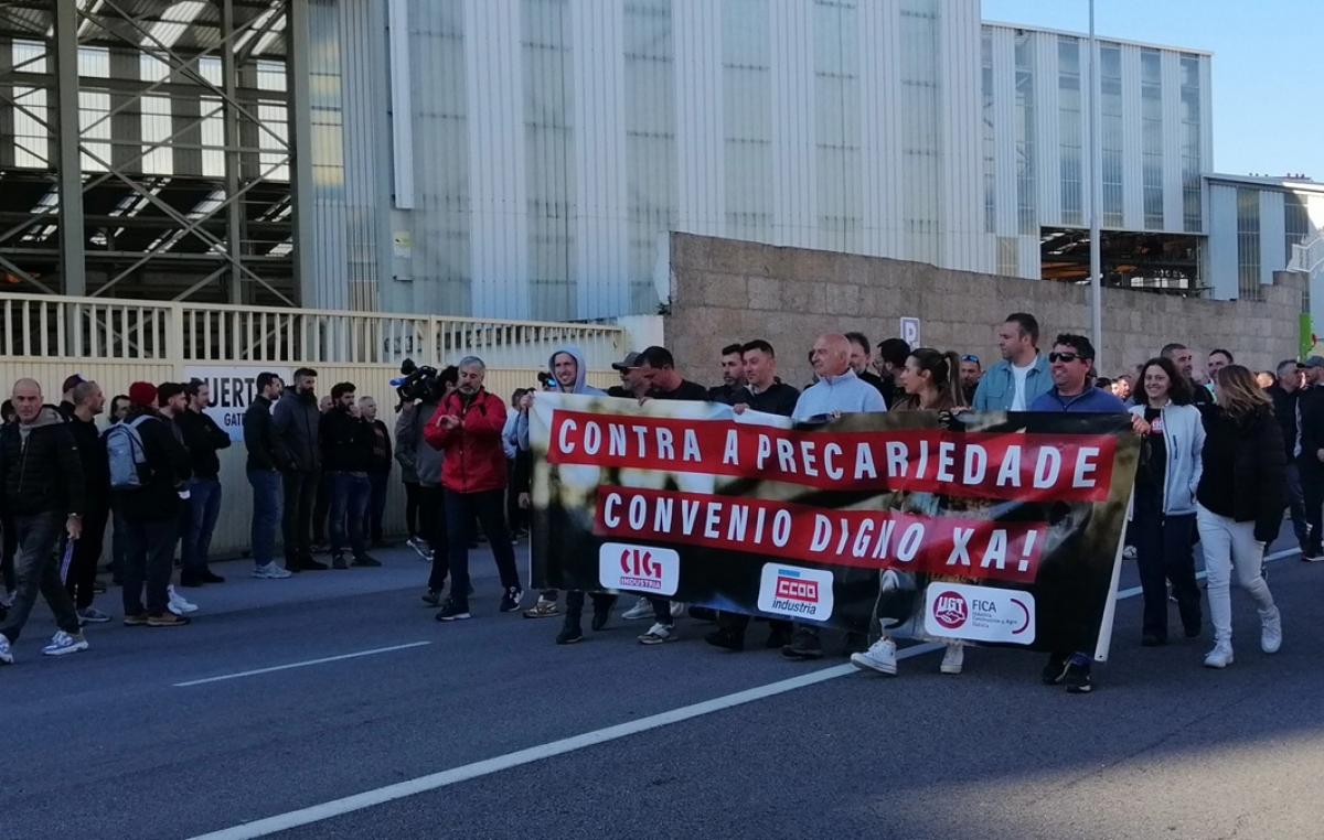 Cabeceira da manifestación, no astaleiros de Vigo.