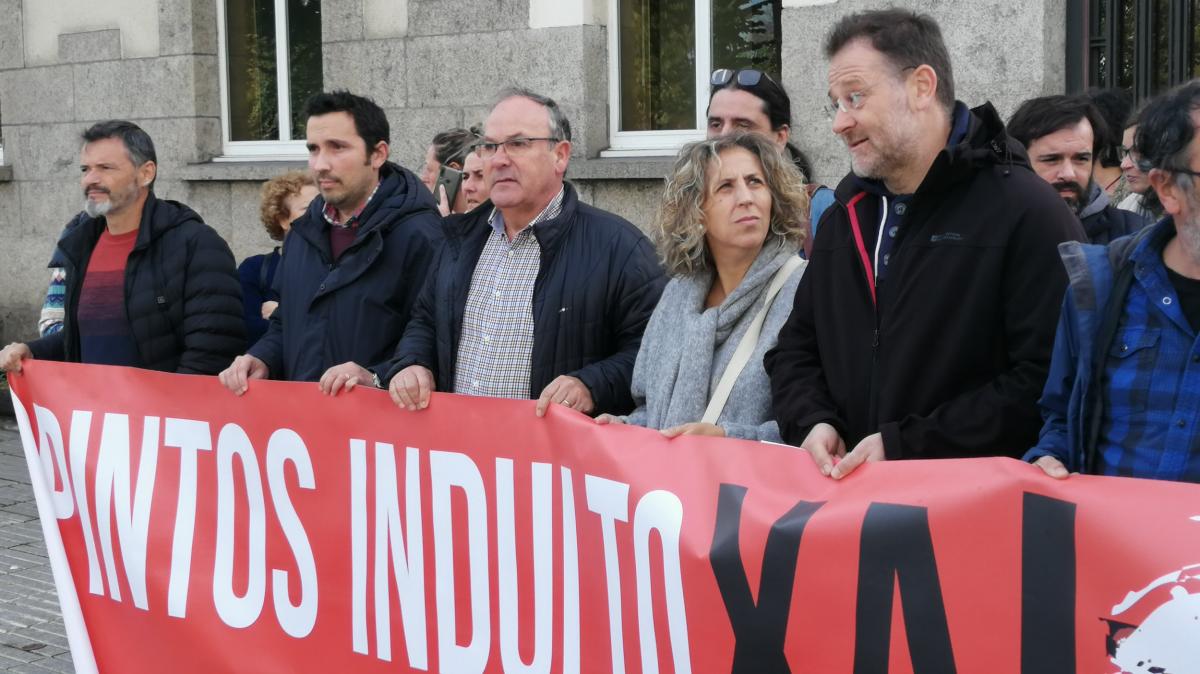 Concentración diante da Delegación do Goberno na Coruña para esixir o indulto para Pintos e a derrogación da 'Lei mordaza'