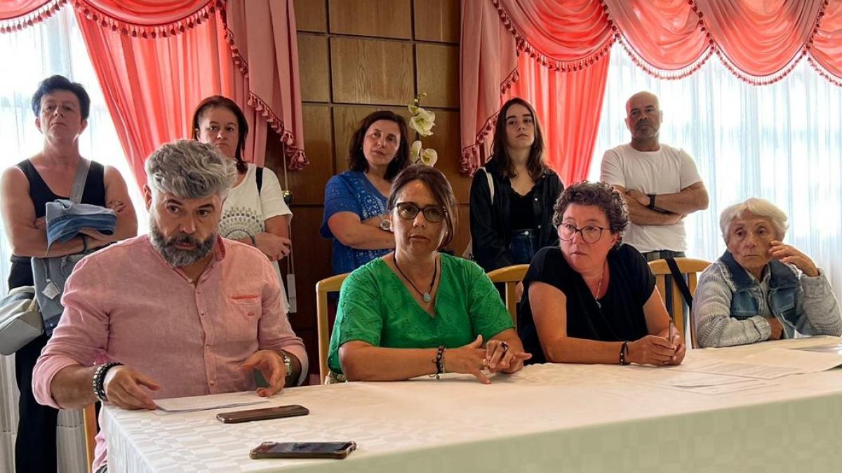 En primeiro termo, na mesa, Manuel Quio, durante a conferencia de prensa en que se denunciaron os feitos