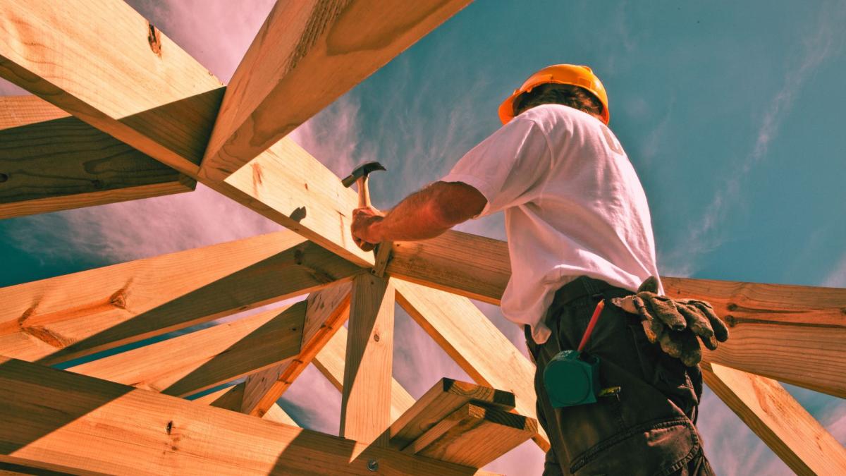 Traballos con exposición ao sol son un risco para o cancro de pel. | Foto: Canva.com