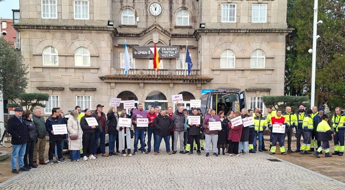 Concentración ante o Concello do Grove, este xoves.