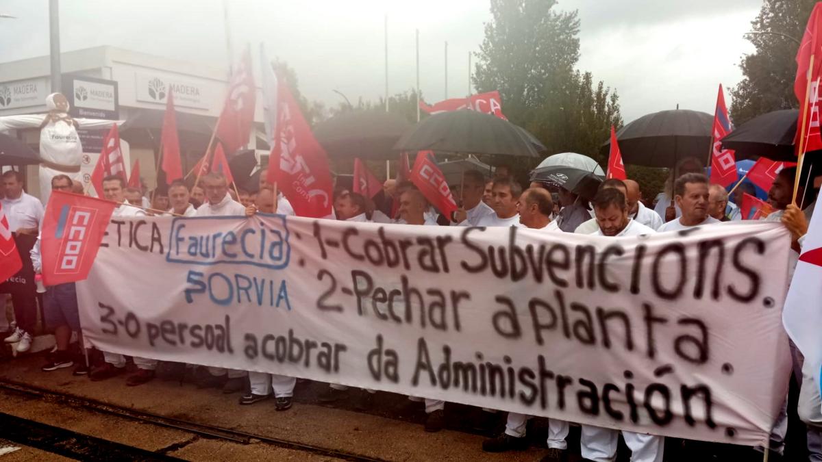 Concentracin do persoal da planta de Faurecia no Porrio