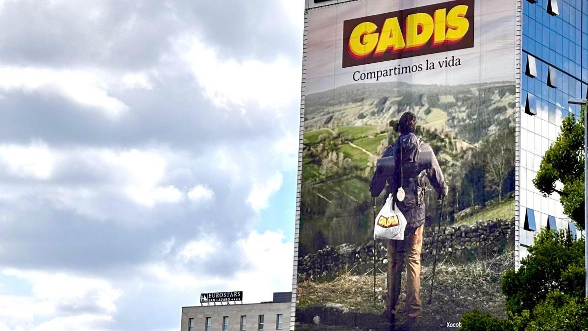 Publicidade de Gadis na fachada dun edificio