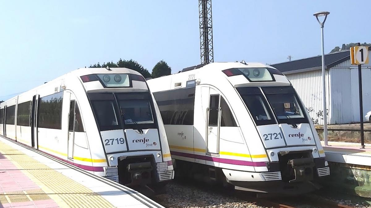 Trens de Renfe na localidade de Ribadeo, na Mariña