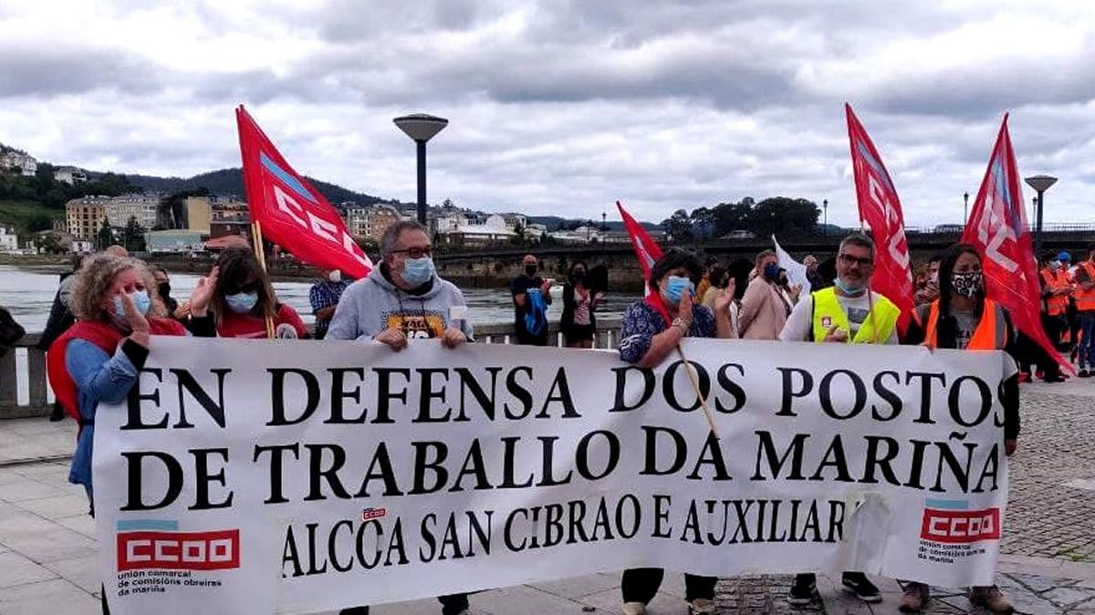 Membros da Comisión Executiva Nacional de CCOO e da Unión Comarcal de CCOO da Mariña cunha pancarta en defensa do emprego na comarca