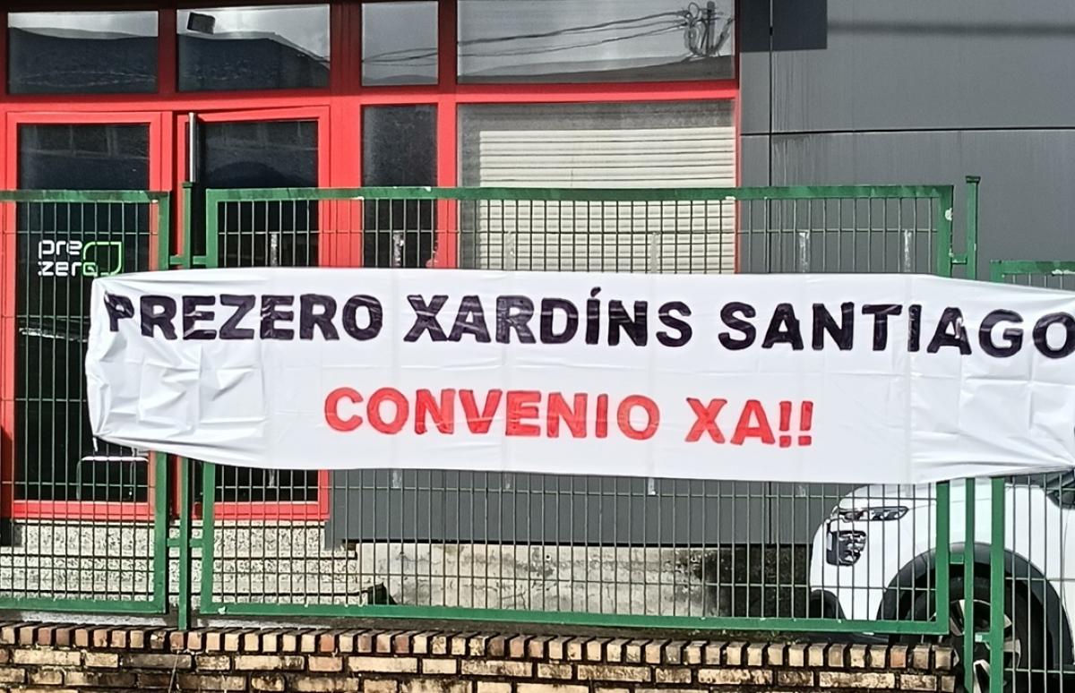 Pancarta reivindicativa na entrada de PreZero.