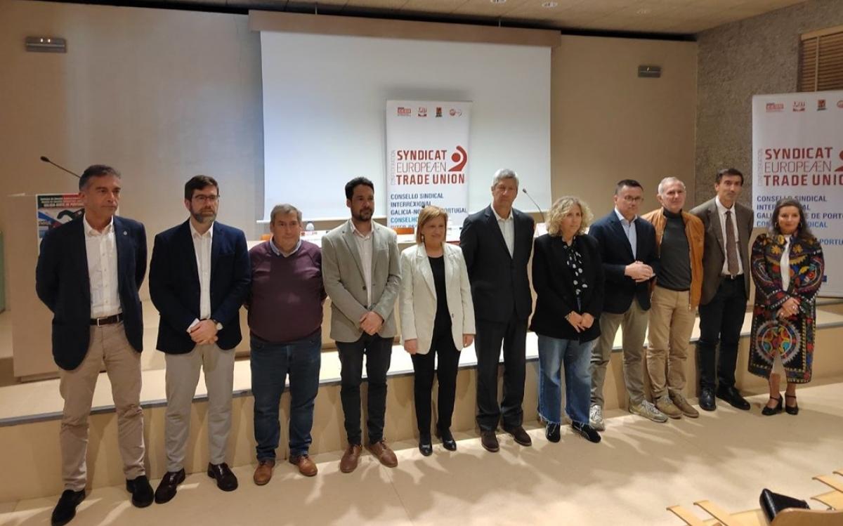 Representantes sindicais e institucionais asistentes á xuntanza, este xoves no Museo do Mar de Vigo.