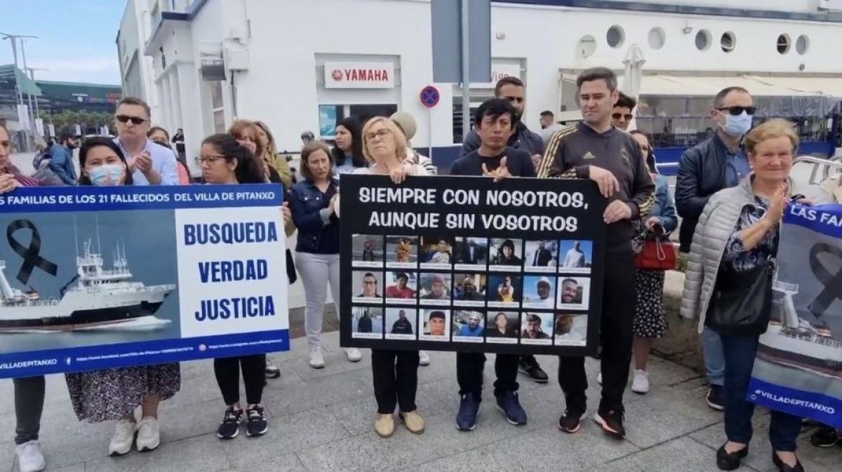 Familias Vítimas Vila Pitanxo no porto de Vigo