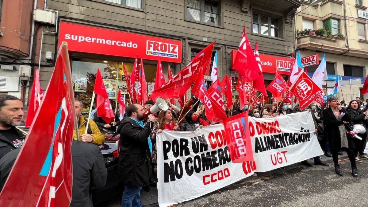 Concentración diante dun Gadis da Coruña en defensa dun convenio digno para o comercio de alimentación (22/4/2022)