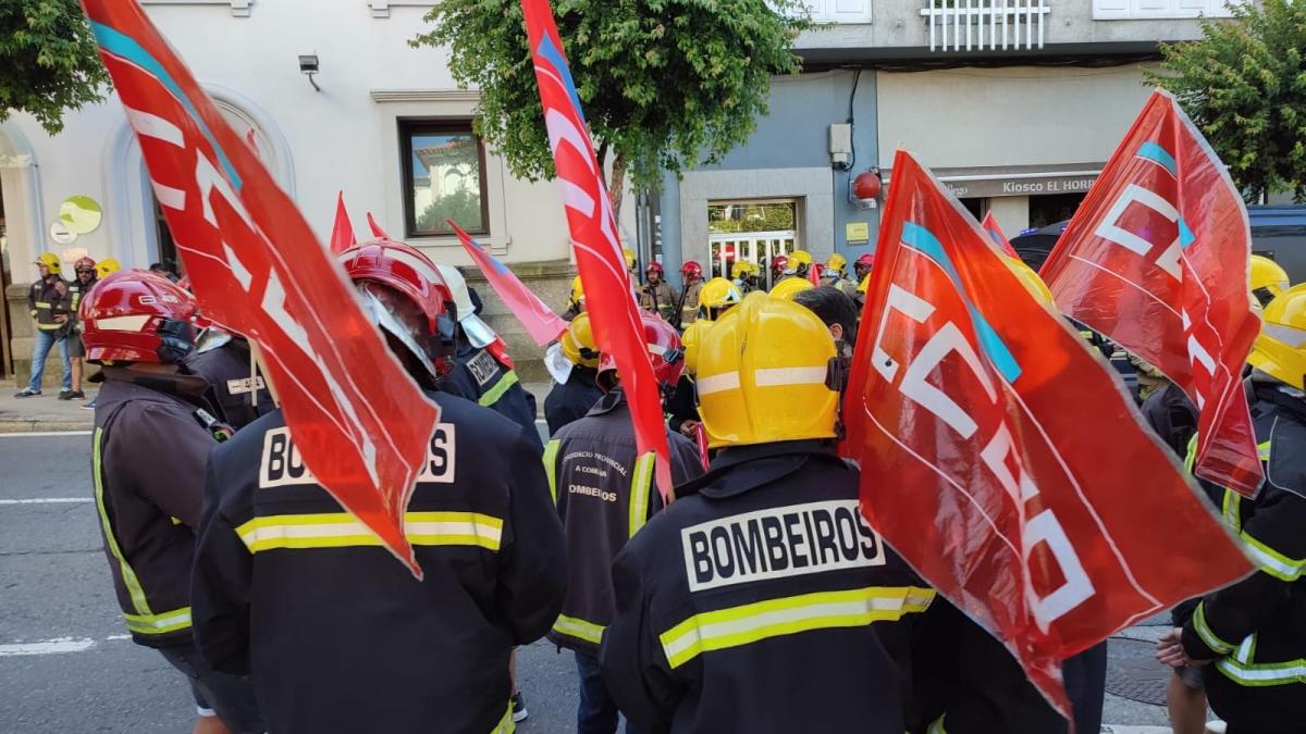 Manifestación en Santiago de Compostela dos bombeiros dos parques comarcais (13/7/2023)