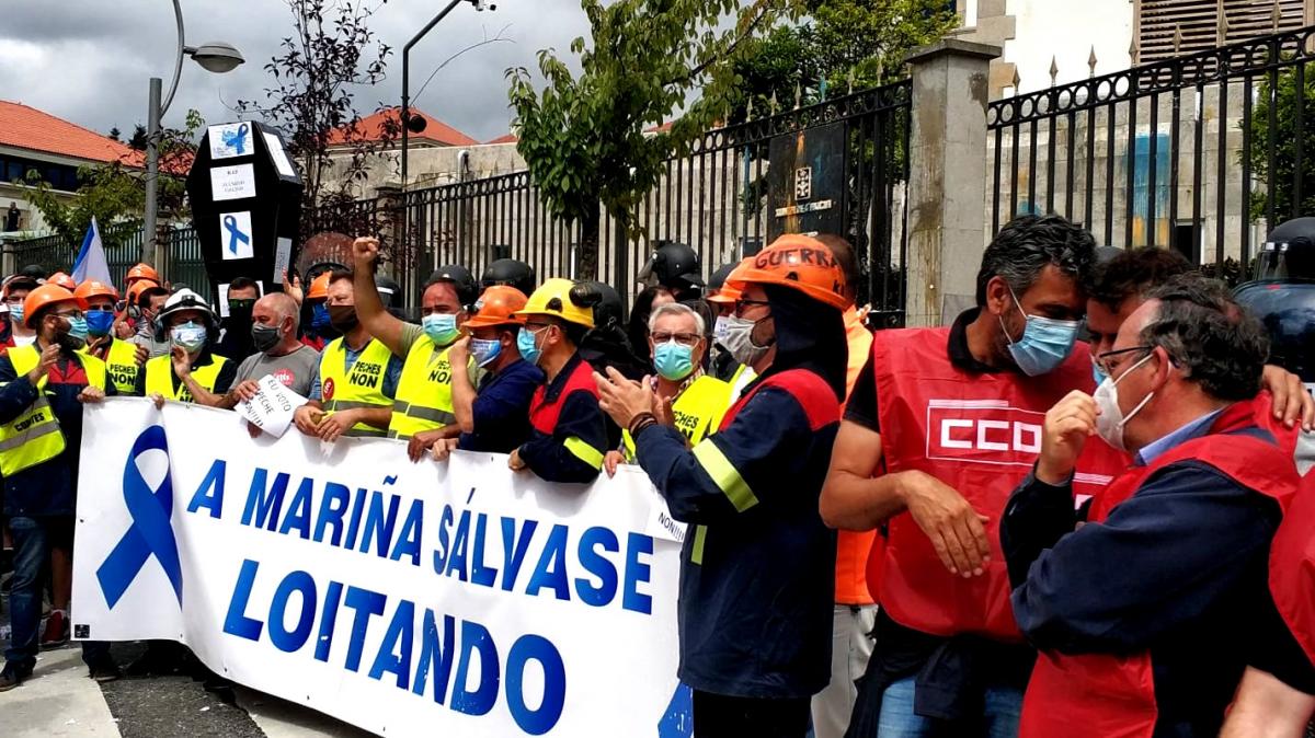 Protesta de traballadores e traballadoras de Alcoa-San Cibrao diante da Xunta de Galicia, en Santiago de Compostela (1-7-2020)