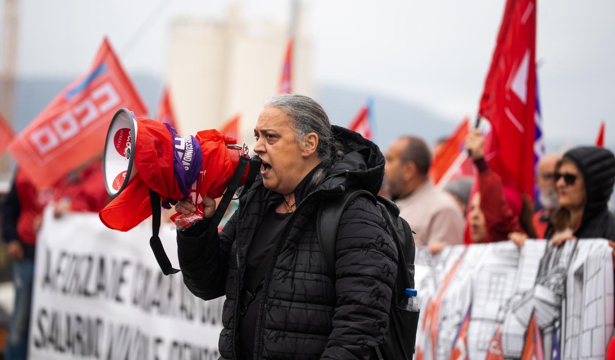 Asemblea 12 de Maio, concentración sede empresarios Vigo.