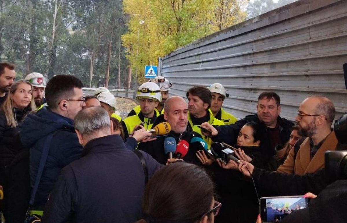 No centro, Unai Sordo atendendo os medios de comunicación na entrada da fábrica de Ence en Pontevedra