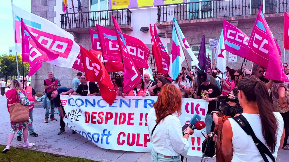 Concentración do persoal de Concentrix diante da Delegación do Goberno na Coruña (15/7/2026)