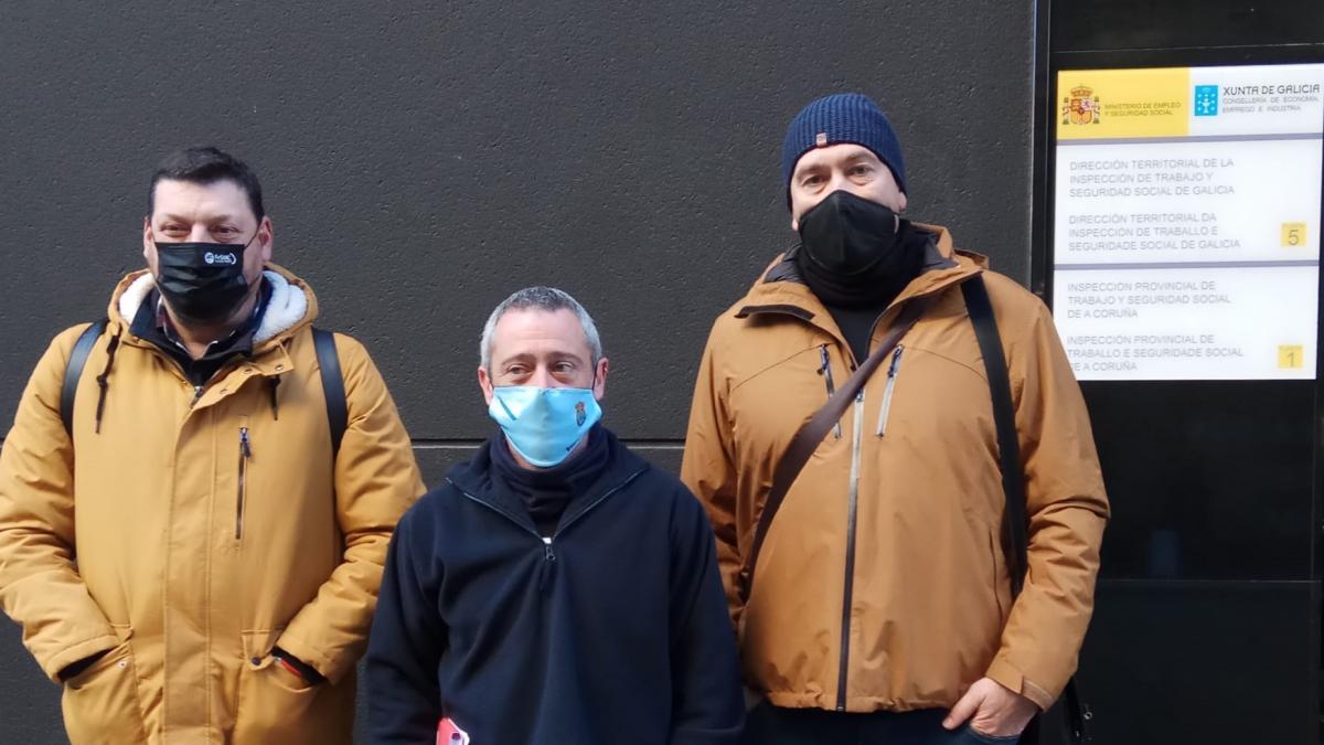Representantes sindicais no rexistro das denuncias na Inspeccin.  dereita da fotografa, Ricardo Santos, responsable de Accin Sindical da Fed. de Construcin e Servizos de CCOO