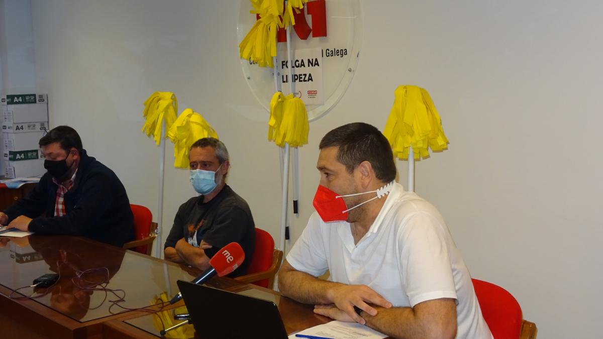 De esquerda a dereita, Manuel Carreira (UGT), Paulo Rubido (CIG) e Ricardo Santos (CCOO)