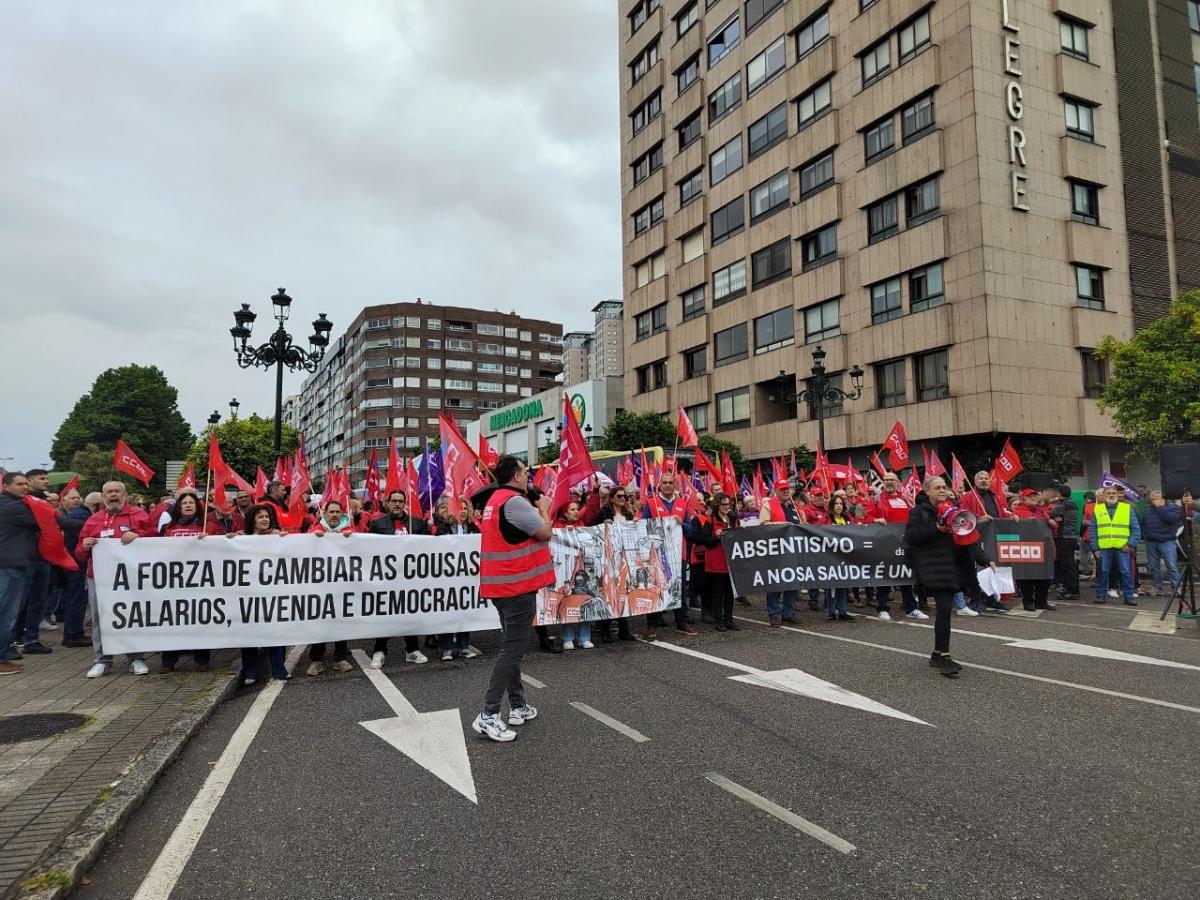Asemblea 12 de Maio, concentración sede empresarios Vigo.