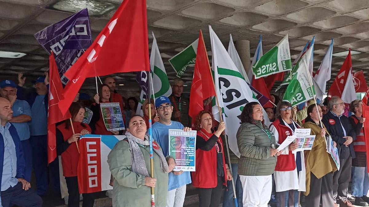 Protesta diante do Complexo Hospitalario Universitario (CHUS) de Santiago de Compostela