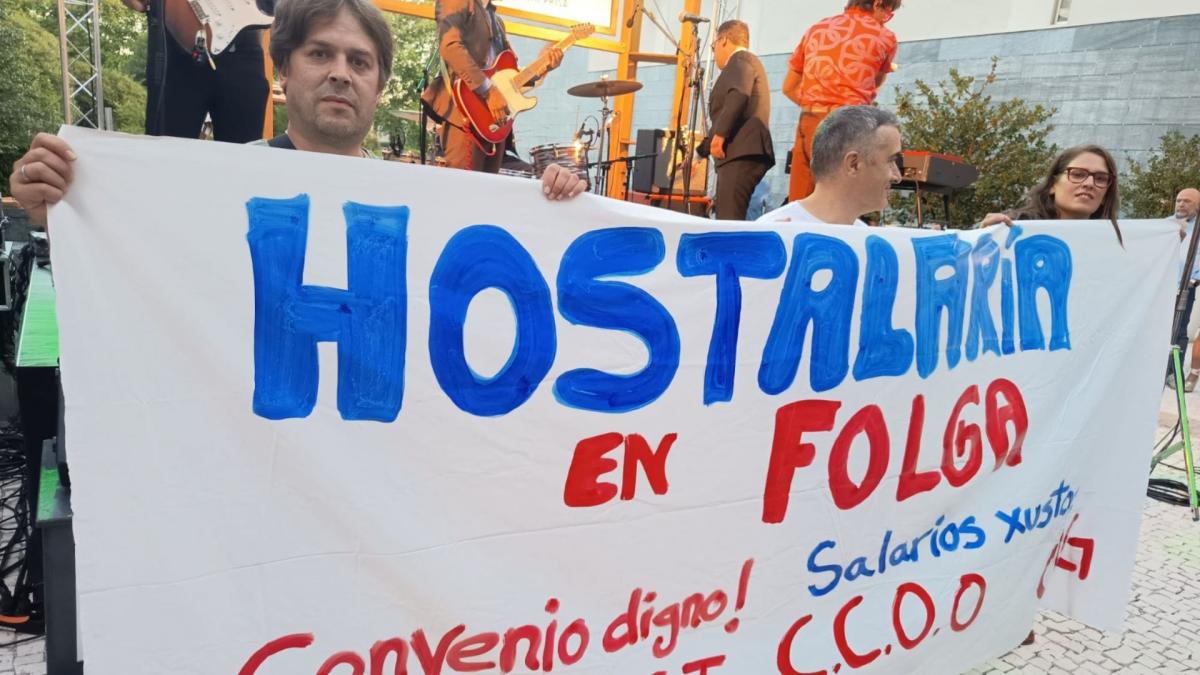 Concentración diante do hotel NH Collection, en Santiago de Compostela (5/8/2026)
