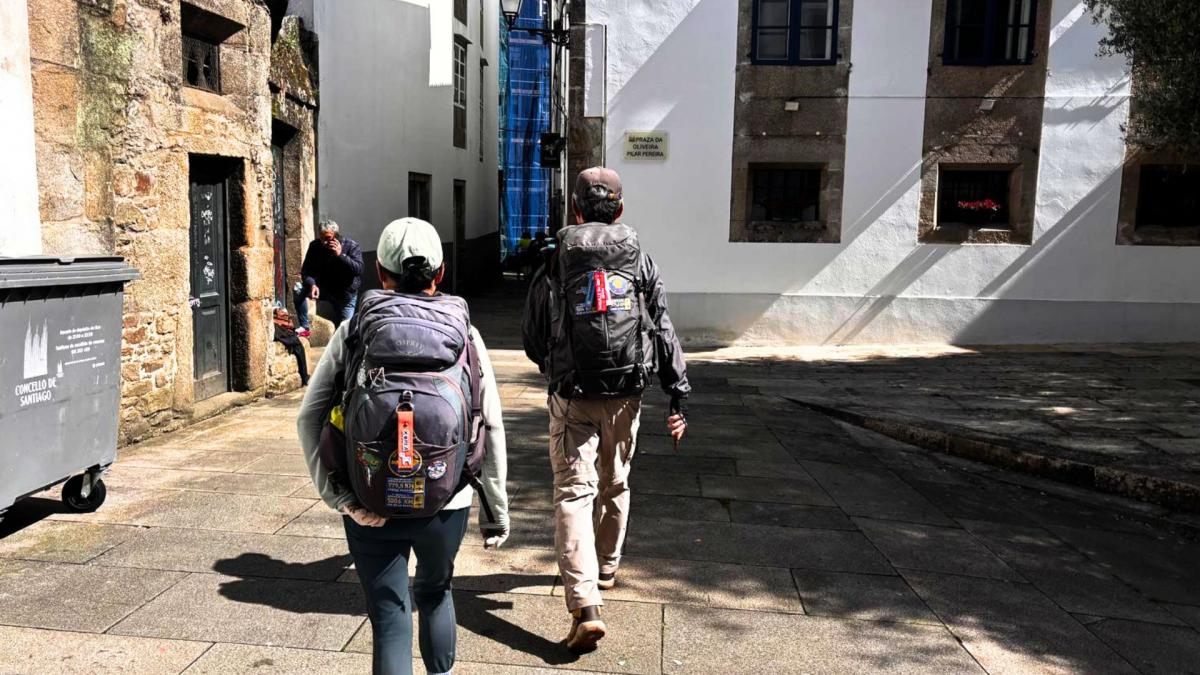 Peregrinos entrando á zona vella de Santiago de Compostela