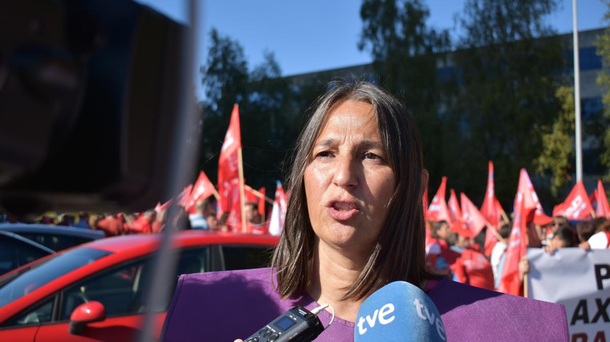 Alejandra Gesto, secretaria xeral de CCOO-Hábitat, nunha manifestación do sector de axuda no fogar en Santiago de Compostela (15/9/2022)