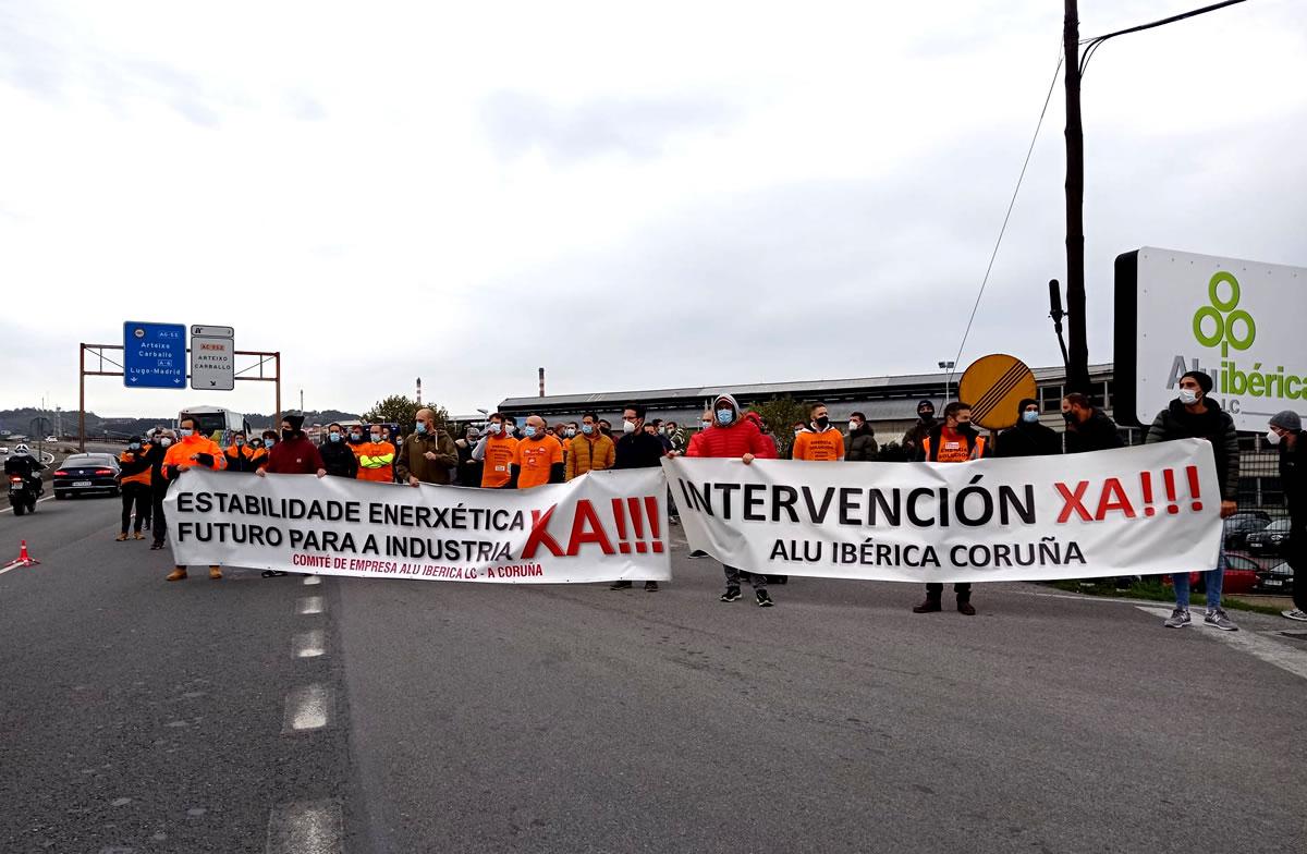 Un momento da concentracin fronte  fbrica de Alu Ibrica, este xoves