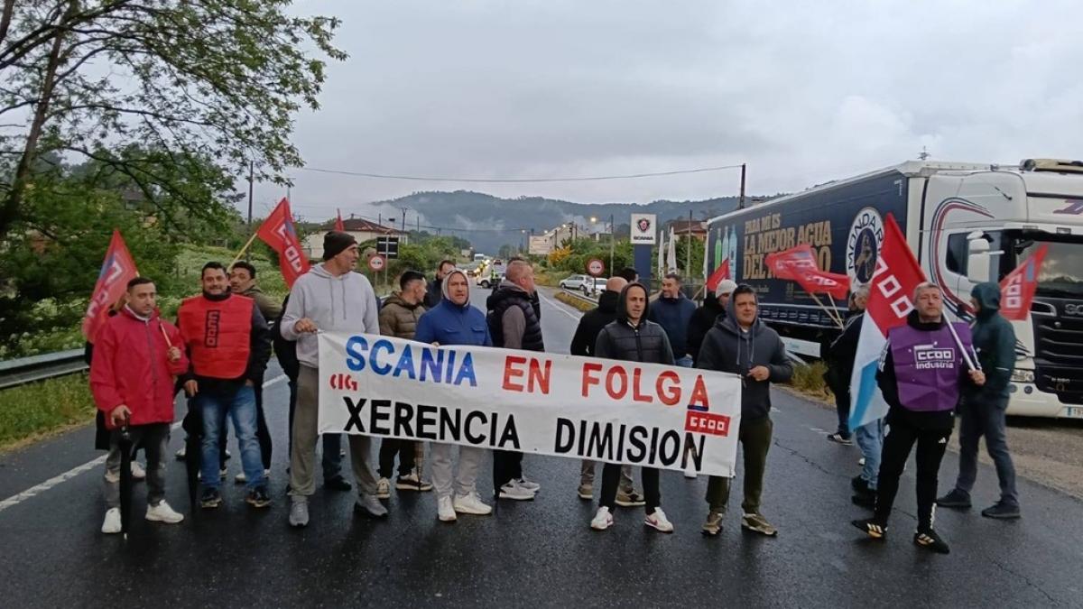 Corte da N-120 polo cadro de Scania Ponteareas