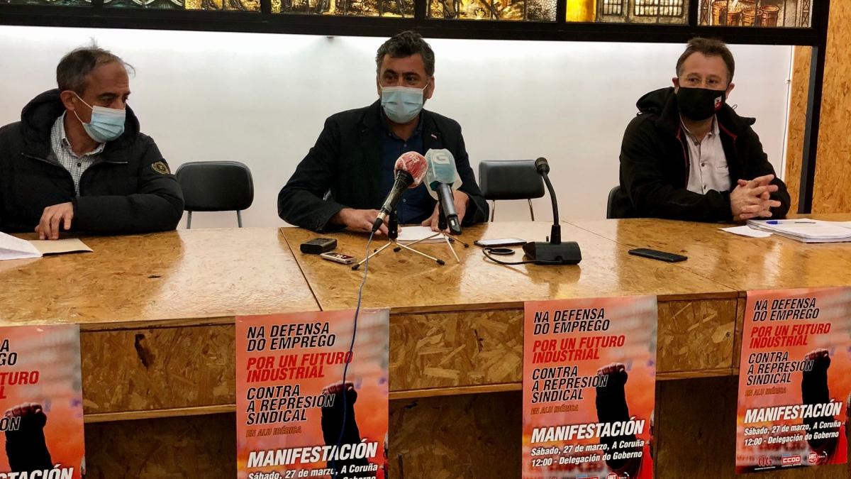 Ramn Sarmiento (centro), acompaado polos secretarios xerais de UGT e CIG