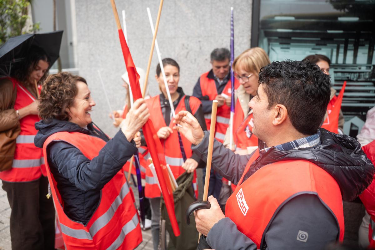 Asemblea 12 de Maio, concentración sede empresarios Vigo.