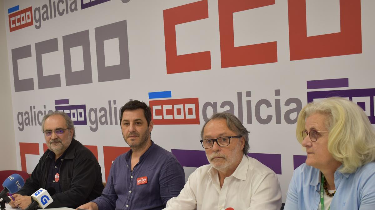 Javier González (CCOO), segundo pola esquerda, salientou a importancia deste acordo