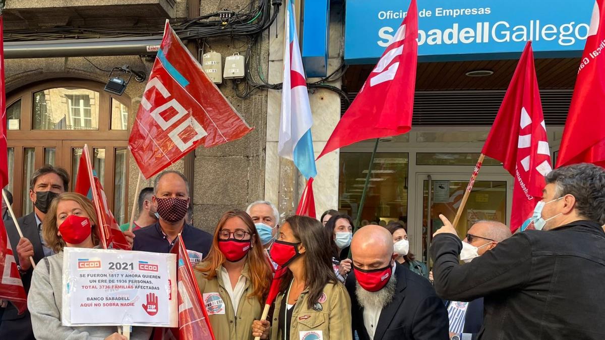 Concentracin en Santiago de Compostela contra o ERE do Banco Sabadell (23/9/2021)