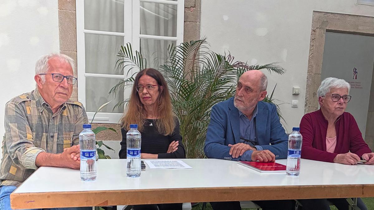 Presentación edición facsímile da revista 'Alborada'. De esq. a der., Emilio Crespo (F10M), María Lopo, Jacobo Bermejo (Andavira) e Concha Lago