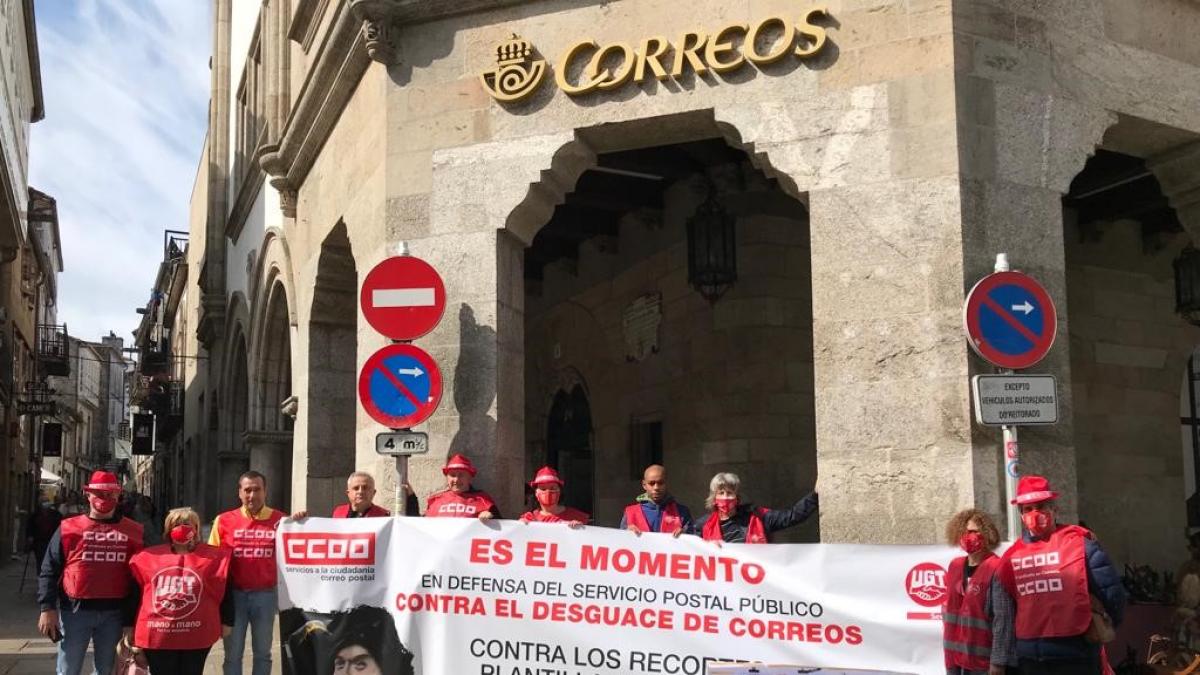 Concentración diante da oficina principal de Correos en Santiago en maio de 2022