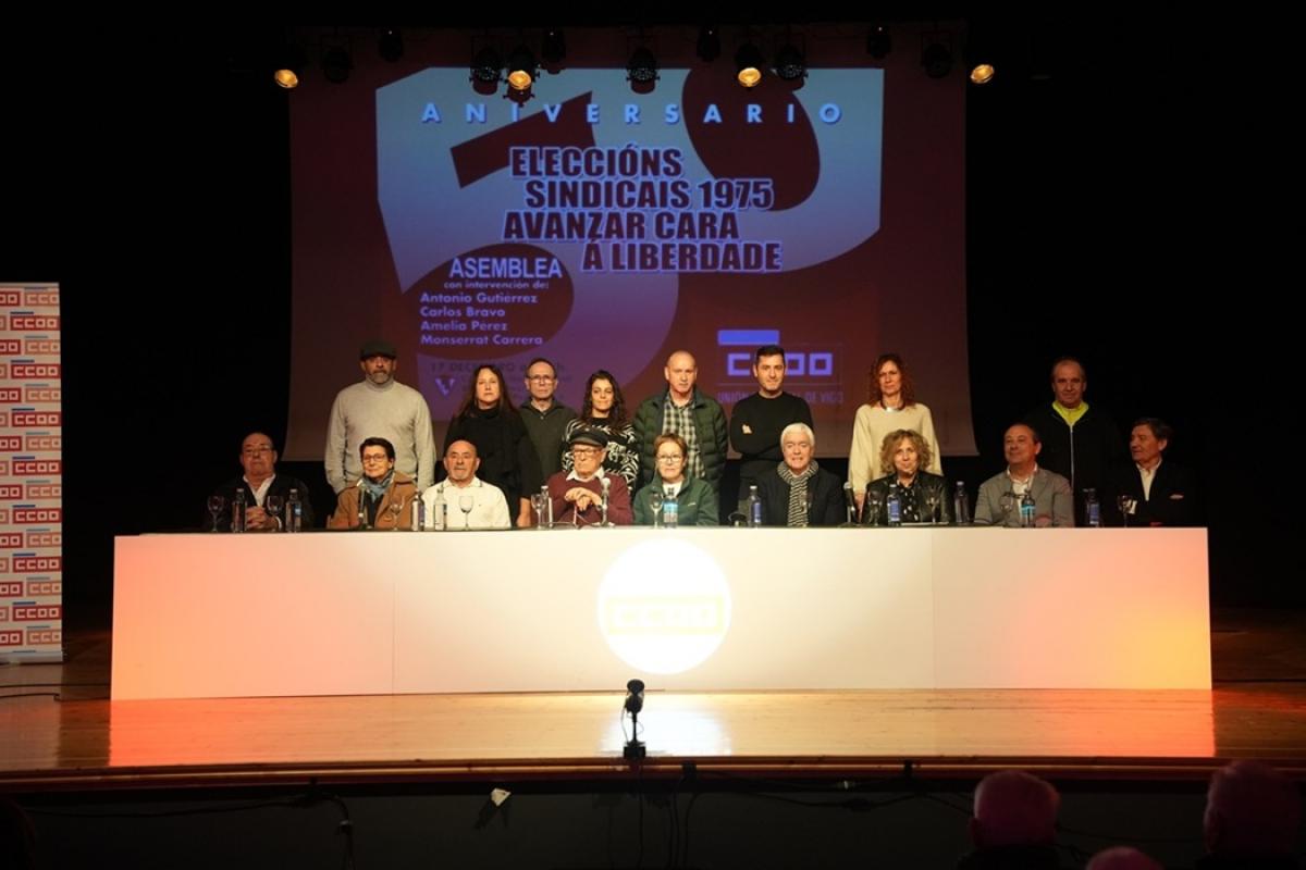 Os relatores, onda os sindicalistas históricos e representantes que tamén participaron na asemblea