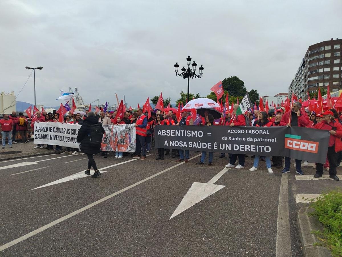 Asemblea 12 de Maio, concentración sede empresarios Vigo.