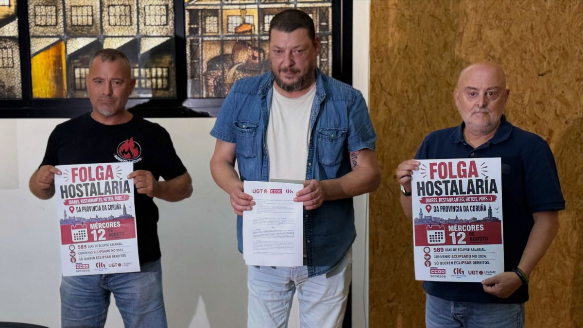 Juan Zas (dereita), con representantes de UGT e CIG, na rolda de prensa (29/7/2026).