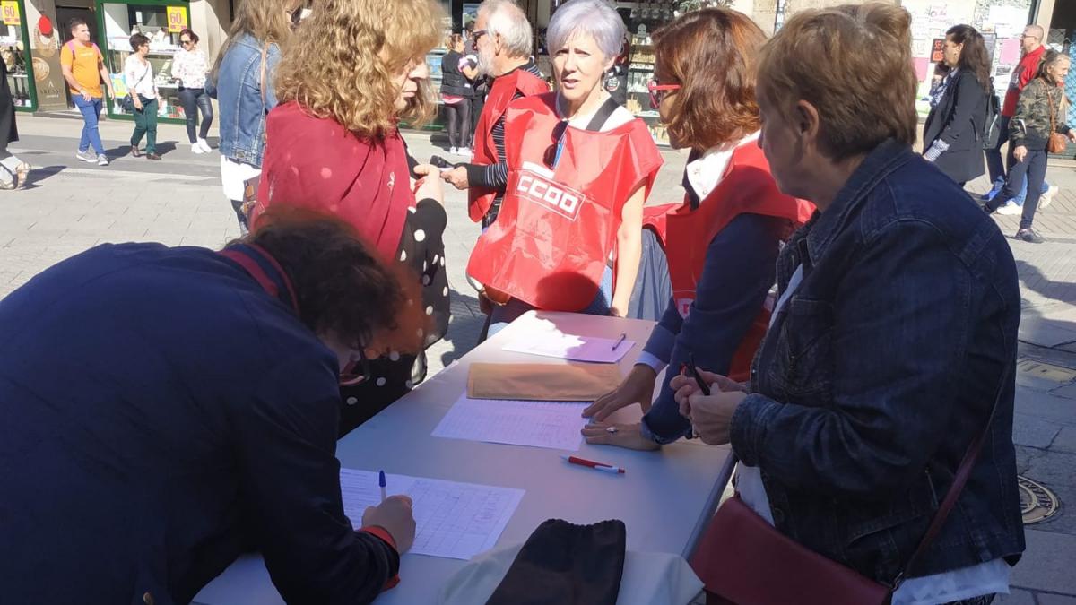 Recollida de sinaturas en Pontevedra para a ILP en defensa da atencin primaria (11/10/2022)