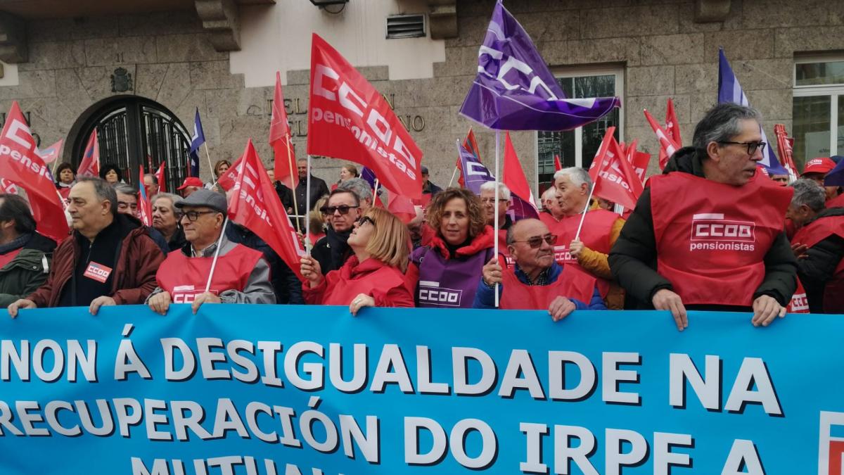Concentracin diante da Delegacin do Goberno en Galicia para esixir xustiza na devolucin do IRPF dos antigos mutualistas (A Corua, 20/2/2025)