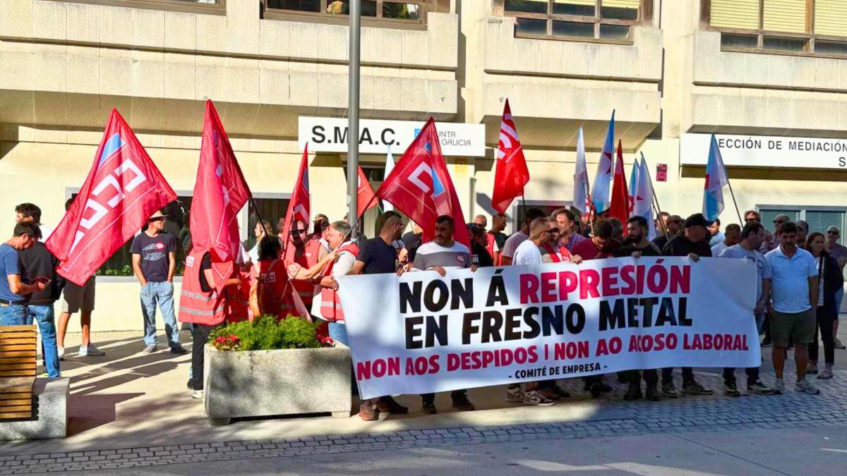 Concentración diante do SMAC da Coruña para denunciar a represión en Fresno Metal