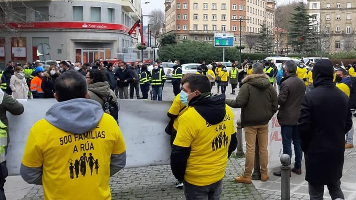 Protesta do persoal de Siemens Gamesa fronte  delegacin da Xunta de Galicia en Ferrol (14/1/2021)
