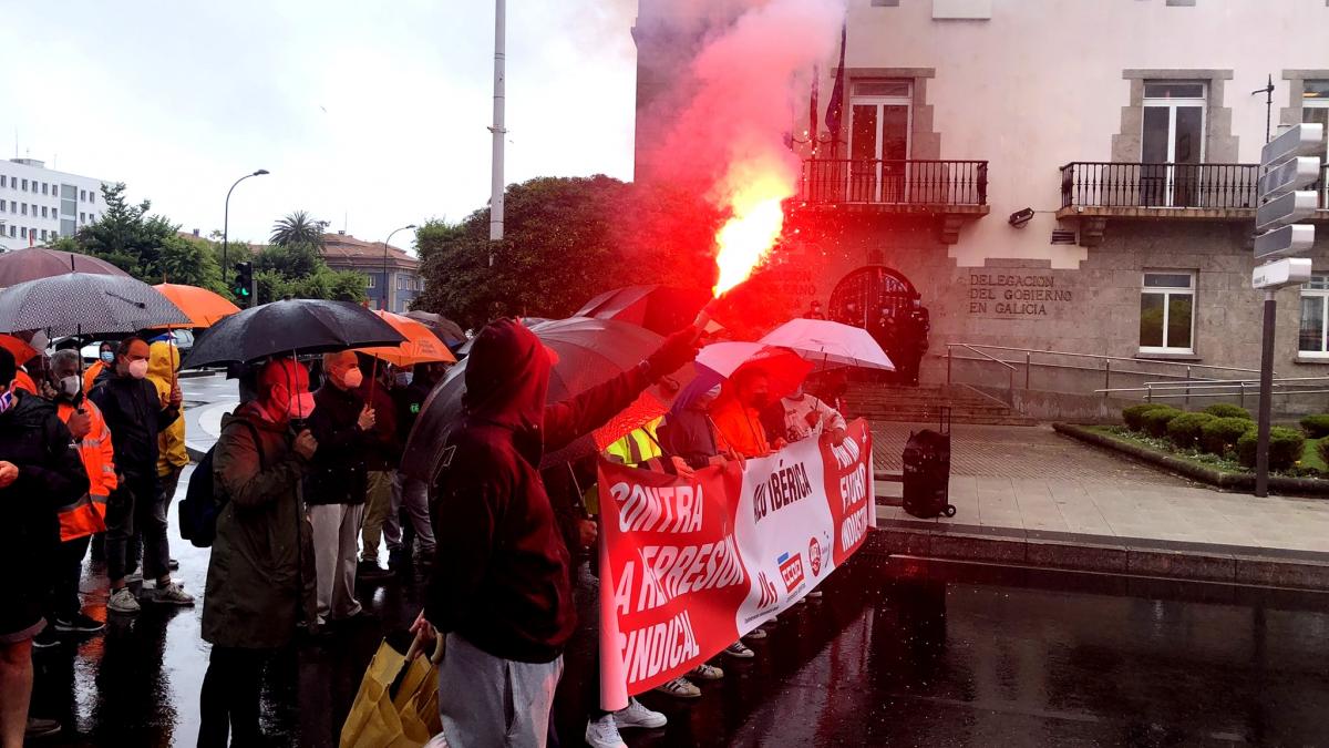 Concentracin do persoal de Alu Ibrica diante da Delegacin do Goberno en Galicia (17/6/2021)