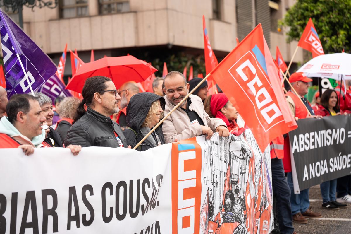 Asemblea 12 de Maio, concentración sede empresarios Vigo.
