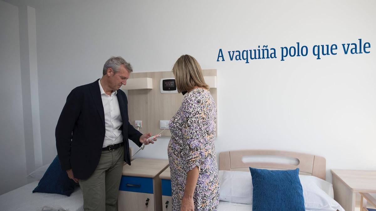 O presidente da Xunta, Alfonso Rueda, e a conselleira de Política Social, Fabiola García, na visita á residencia cuxa xestión pretenden privatizar