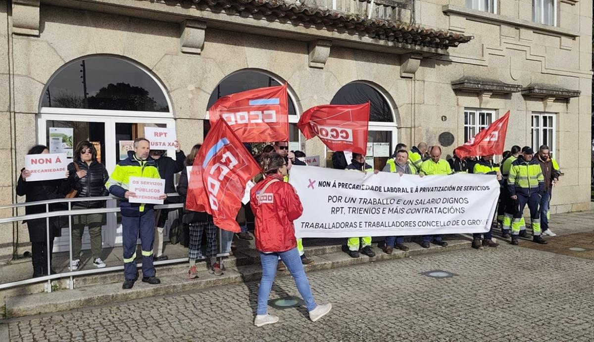 Protesta ante o Concello do Grove, este venres.