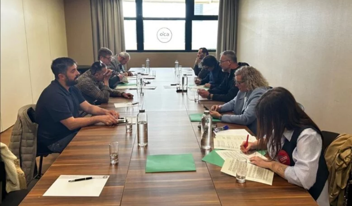 Momento da reunión da mesa de negociación.